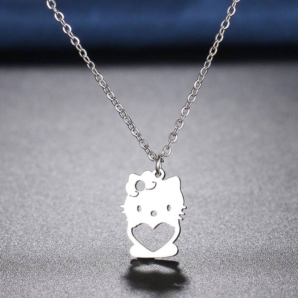 Hello kitty heart necklace